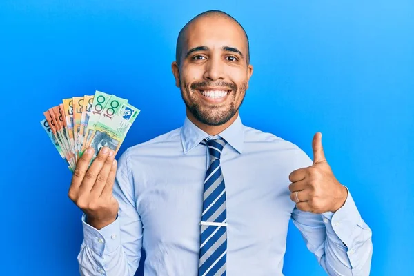 Взрослый Латиноамериканец Держит Австралийские Доллары Улыбаясь Счастливым Позитивным Большой Палец — стоковое фото