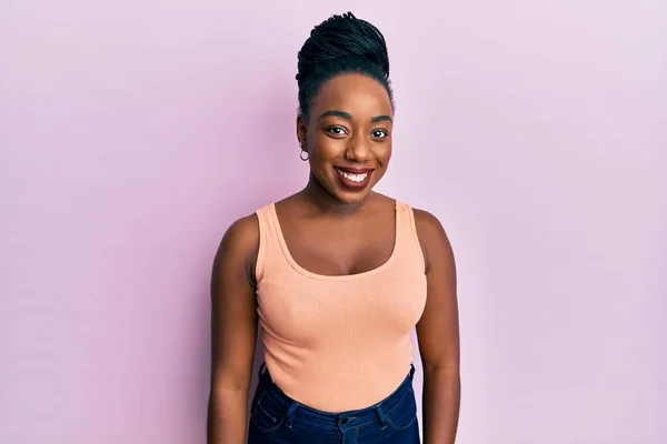 Junge Afrikanisch Amerikanische Frau Lässigem Stil Mit Ärmellosem Hemd Mit — Stockfoto