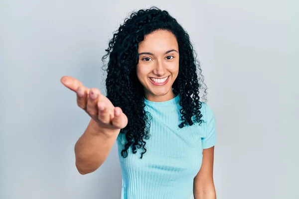 Ung Latinamerikansk Kvinna Med Lockigt Hår Bär Casual Blå Skjorta — Stockfoto