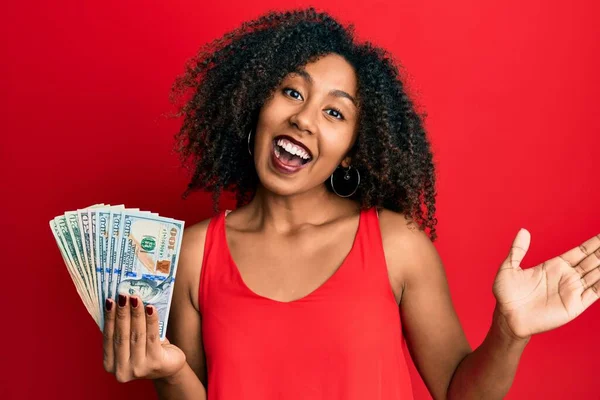 Hermosa Mujer Afroamericana Con Cabello Afro Sosteniendo Dólares Celebrando Logro —  Fotos de Stock