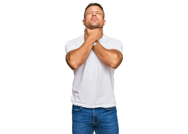 Schöner Muskelmann Lässigem Weißem Shirt Schreit Ersticken Weil Schmerzhafte Würgen — Stockfoto