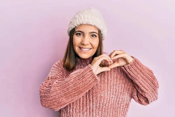 Mujer Hermosa Joven Con Suéter Lana Sombrero Invierno Sonriendo Amor — Foto de Stock