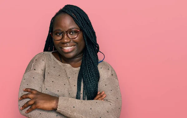 Jonge Zwarte Vrouw Met Vlechten Casual Kleding Een Bril Vrolijk — Stockfoto