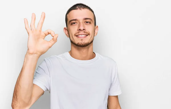Latynoski Młodzieniec Białej Koszuli Uśmiechnięty Pozytywnie Robi Znak Ręką Palcami — Zdjęcie stockowe