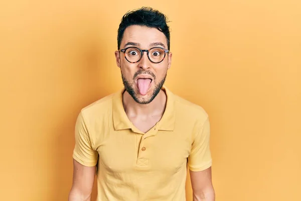 Ung Latinamerikansk Man Klädd Vardagskläder Och Glasögon Sticker Tungan Glad — Stockfoto