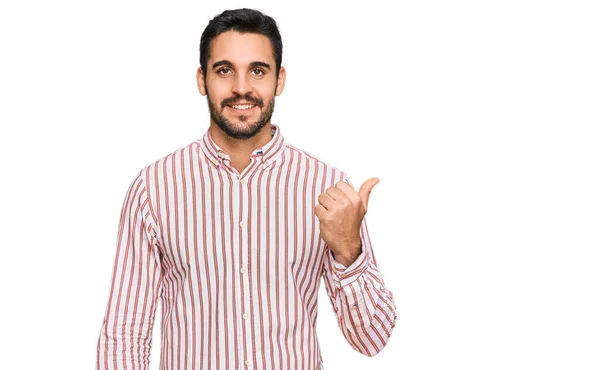 Jonge Spaanse Man Draagt Een Zakelijk Shirt Glimlachend Met Een — Stockfoto