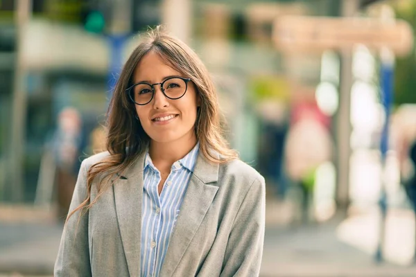 Joven Empresaria Hispana Sonriendo Feliz Pie Ciudad —  Fotos de Stock