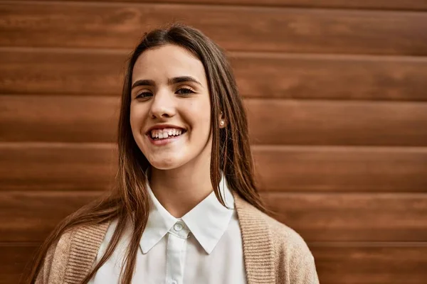 Jovem Empresária Hispânica Sorrindo Feliz Cidade — Fotografia de Stock