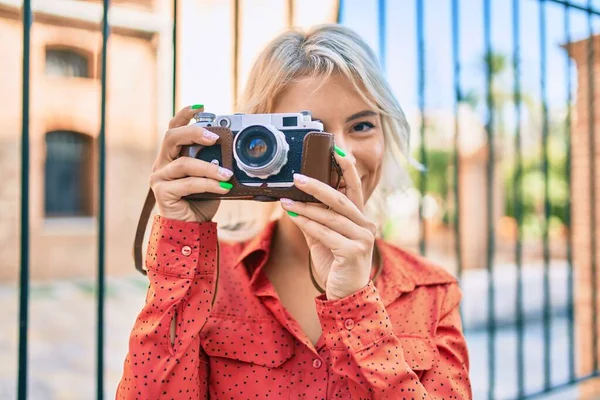 Junge Blonde Frau Lächelt Glücklich Mit Oldtimer Kamera Durch Die — Stockfoto