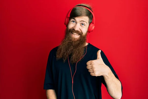 Kızıl Saçlı Uzun Sakallı Müzik Dinleyen Kulaklık Takan Mutlu Bir — Stok fotoğraf