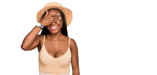 年轻的黑人妇女戴着夏帽 面带微笑 满脸笑容 惊讶极了 盲目概念 — 图库照片