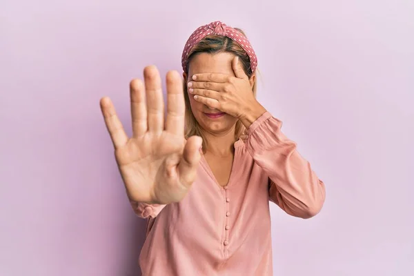 Orta Yaşlı Beyaz Kadın Gündelik Giysiler Giyip Elleriyle Gözlerini Kapatıyor — Stok fotoğraf