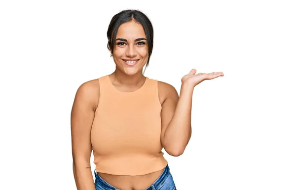 Joven Morena Vestida Con Ropa Casual Sonriente Alegre Presentando Señalando —  Fotos de Stock