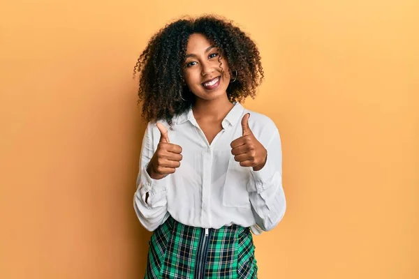 Vacker Afrikansk Amerikansk Kvinna Med Afro Hår Bär Forskare Kjol — Stockfoto