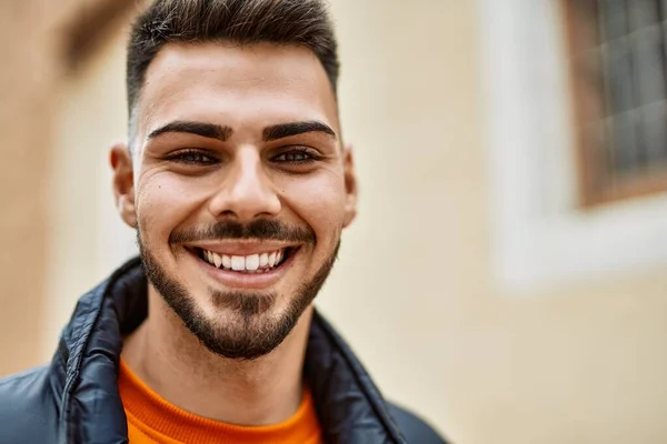 Bonito Homem Hispânico Com Barba Sorrindo Feliz Confiante Cidade Vestindo — Fotografia de Stock