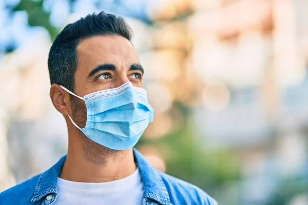 Jovem Hispânico Vestindo Máscara Médica Cidade — Fotografia de Stock