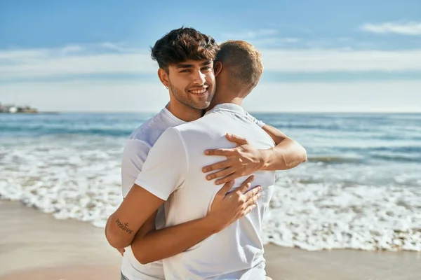 Genç Eşcinsel Çift Gülümsüyor Kumsalda Mutlu Bir Kucaklaşma — Stok fotoğraf