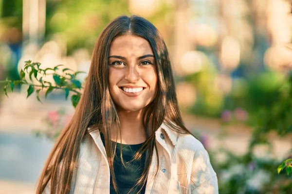 Junges Hispanisches Mädchen Lächelt Glücklich Park — Stockfoto