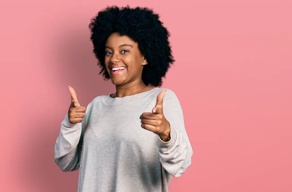 Gündelik Giysiler Giymiş Genç Afro Amerikalı Kadın Mutlu Komik Yüzüyle — Stok fotoğraf
