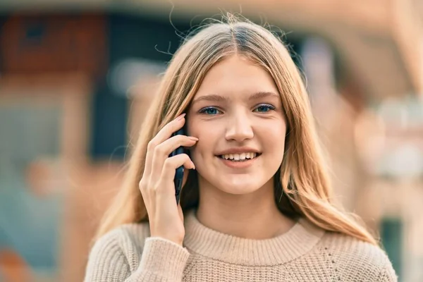 Schöne Kaukasische Teenager Lächeln Glücklich Reden Auf Dem Smartphone Der — Stockfoto