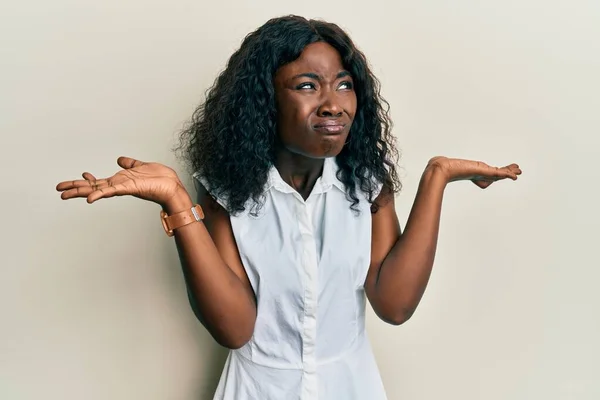 Mooie Afrikaanse Jonge Vrouw Draagt Casual Kleding Onwetend Verward Met — Stockfoto
