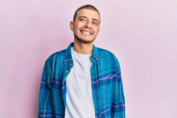 Jovem Hispânico Vestindo Roupas Casuais Olhando Positivo Feliz Sorrindo Com — Fotografia de Stock