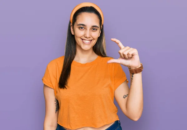 Jonge Latijns Amerikaanse Vrouw Casual Kleding Glimlachend Zelfverzekerd Gebaar Met — Stockfoto