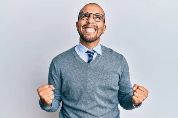 Spanyol Yetişkin Bir Adam Gözlük Tarzı Takıyor Çok Mutlu Heyecanlı — Stok fotoğraf