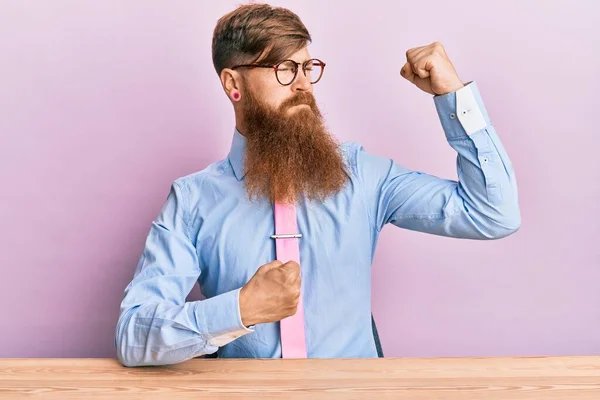 Joven Pelirrojo Irlandés Con Camisa Negocios Corbata Sentado Mesa Mostrando —  Fotos de Stock