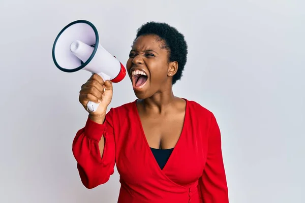 Mujer Afroamericana Joven Gritando Enojada Usando Megáfono Sobre Fondo Blanco — Foto de Stock