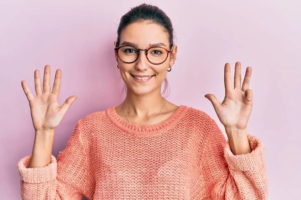 Młoda Kaukaska Kobieta Luźnych Ubraniach Okularach Pokazująca Wskazująca Palcami Numer — Zdjęcie stockowe