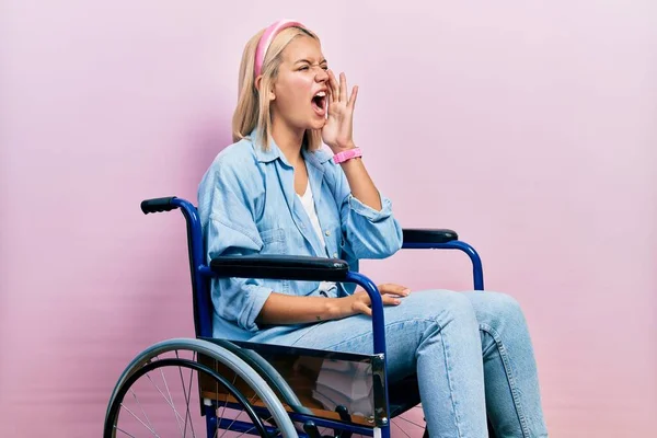 Красивая Блондинка Сидящая Инвалидном Кресле Кричащая Громко Бок Рукой Губах — стоковое фото