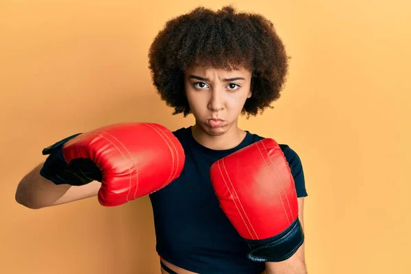 Ung Latinamerikansk Sportig Flicka Använder Boxningshandskar Deprimerade Och Oroa Sig — Stockfoto