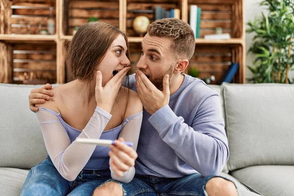 Jong Kaukasisch Paar Verrast Kijken Zwanger Testresultaat Thuis — Stockfoto