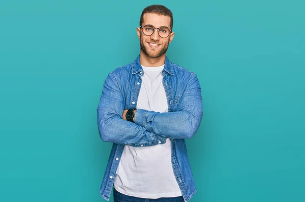 Jovem Caucasiano Vestindo Roupas Casuais Rosto Feliz Sorrindo Com Braços — Fotografia de Stock