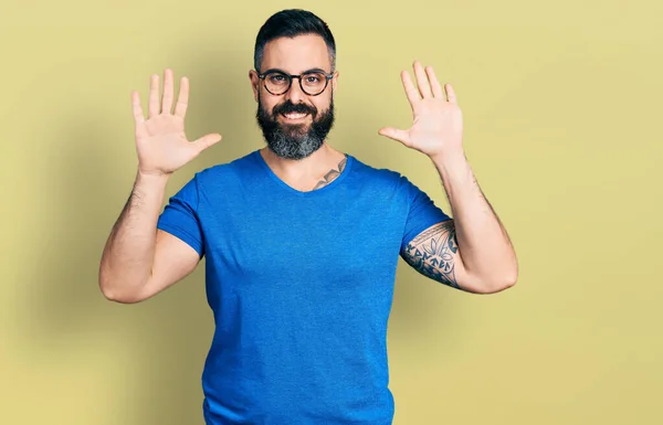Hispánec Vousy Sobě Ležérní Tričko Brýle Ukazuje Ukazuje Prsty Číslo — Stock fotografie