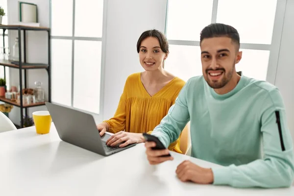 Joven Pareja Hispana Usando Laptop Smartphone Bebiendo Café Casa — Foto de Stock