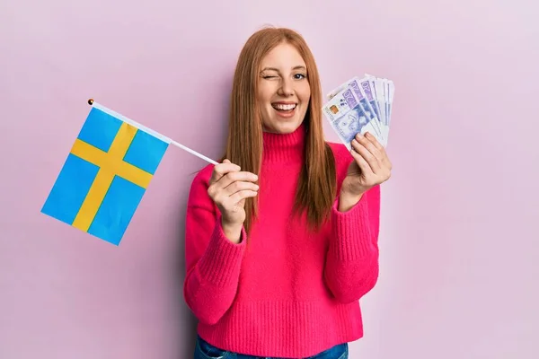 Jonge Ierse Vrouw Met Zweedse Vlag Krone Bankbiljetten Knipogen Naar — Stockfoto