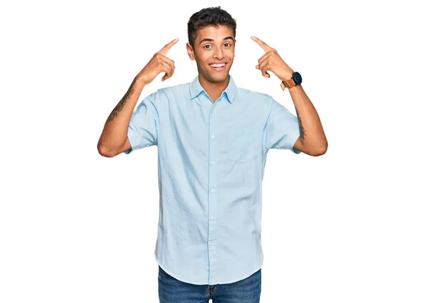 Joven Hombre Afroamericano Guapo Usando Ropa Casual Sonriendo Apuntando Cabeza —  Fotos de Stock