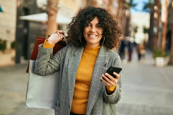 Mladá Hispánka Jde Nakupovat Používat Smatphone Městě — Stock fotografie