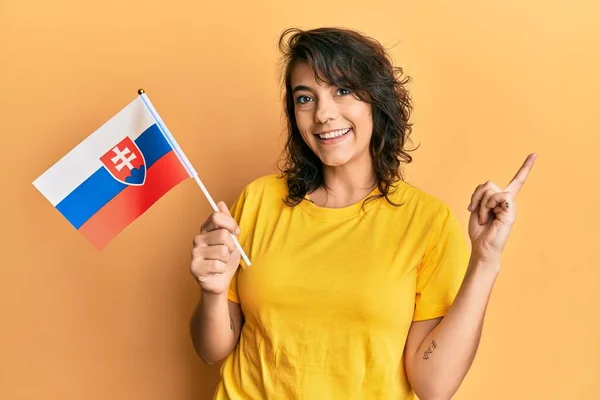 Jonge Latijns Amerikaanse Vrouw Houdt Slowakije Vlag Lachend Gelukkig Wijzend — Stockfoto