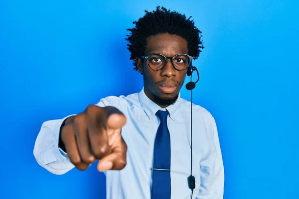 Jonge Afro Amerikaanse Man Draagt Een Callcenter Agent Headset Wijzend — Stockfoto