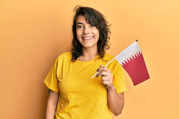 Fiatal Spanyol Kezében Qatar Zászló Néz Pozitív Boldog Álló Mosolygó — Stock Fotó
