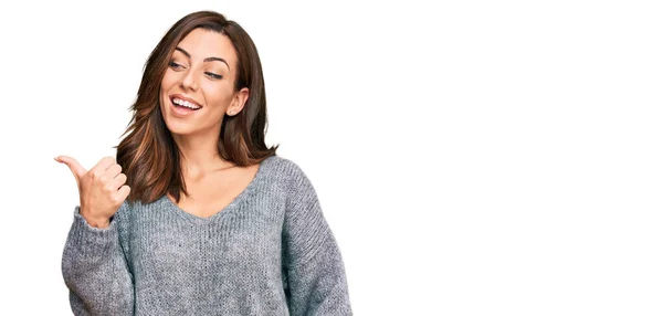 Mujer Morena Joven Vistiendo Suéter Casual Invierno Sonriendo Con Cara — Foto de Stock