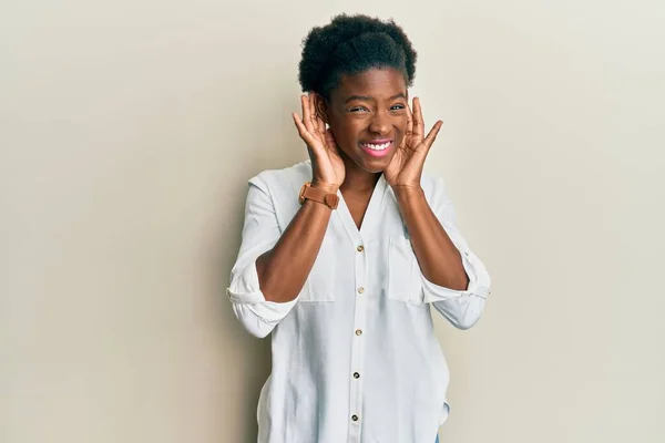 Ung Afrikansk Amerikansk Tjej Vardagskläder Som Försöker Höra Båda Händerna — Stockfoto