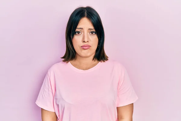 Mujer Hispana Joven Con Camiseta Rosa Casual Deprimida Preocupada Por — Foto de Stock