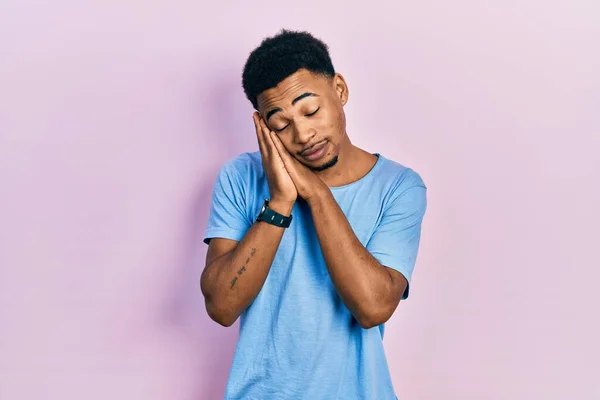 Junger Afrikanisch Amerikanischer Mann Lässigem Blauem Shirt Schläft Müde Träumend — Stockfoto