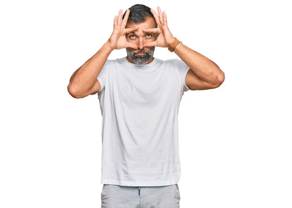 Középkorú Jóképű Férfi Alkalmi Fehér Pólóban Próbál Nyitott Szemmel Ujjal — Stock Fotó