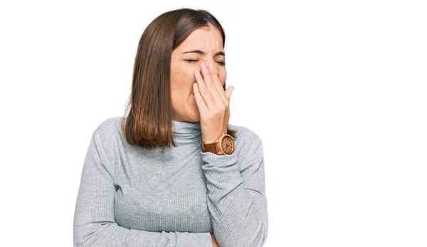 Jonge Mooie Vrouw Draagt Casual Coltrui Trui Verveeld Gapen Moe — Stockfoto