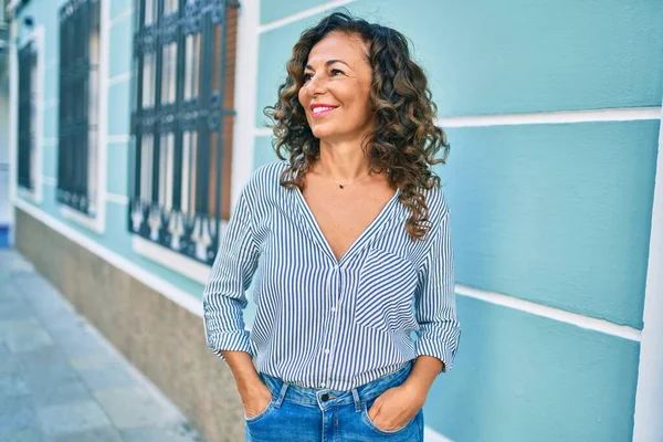 Mulher Hispânica Meia Idade Sorrindo Feliz Andando Cidade — Fotografia de Stock